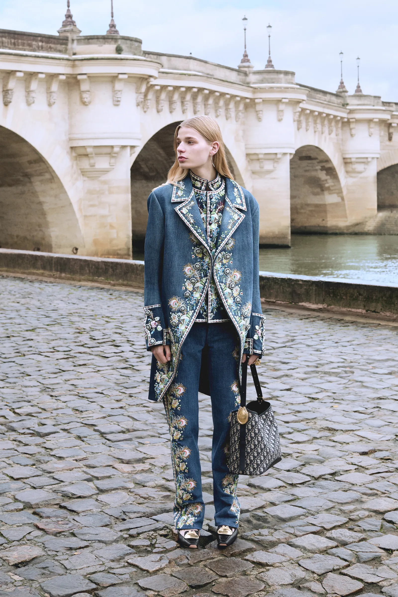 Christian Diorライトブルー ダブルブレスト スーツ A-6 Dior Women's Spring-Summer Ready-To-Wear 2026 Collection show by